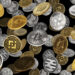 Monety z symbolami różnych kryptowalut