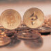 Monety z symbolami wirtualnych walut Bitcoin i Ethereum