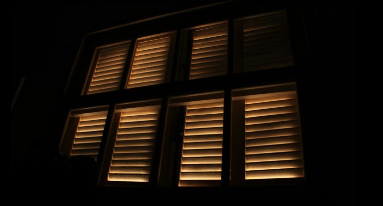 Photo by Ricardo Utsumi closed beige wooden window curtain